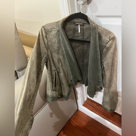 FREE PEOPLE Army Green Cropped asymmetrical Jean jacket, size XS - Picture 1 of 6